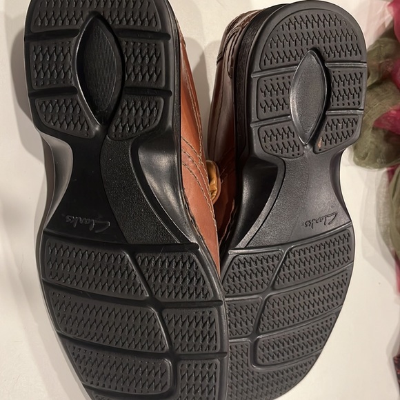Mens Clarks dress shoes light brown leather.  Comfort orthotic sole - Picture 3 of 4